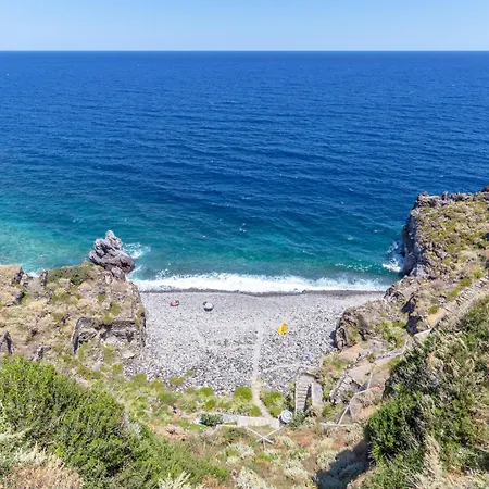 Casa Surya - Sea View Terrace, Isola Salina בית נופש מאלפה