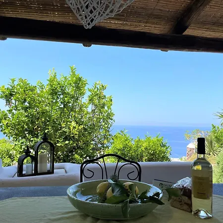 Casa Surya - Sea View Terrace, Isola Salina בית נופש מאלפה